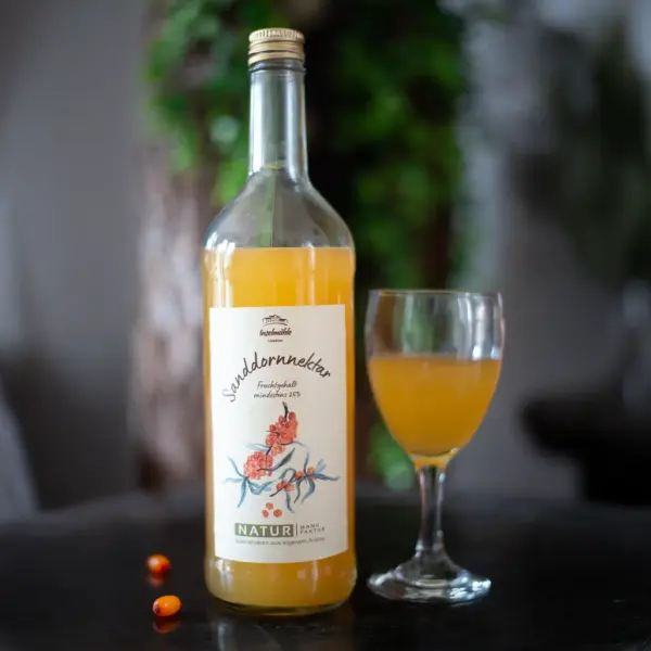 Eine Flasche Sanddorn Nektar und ein Glas